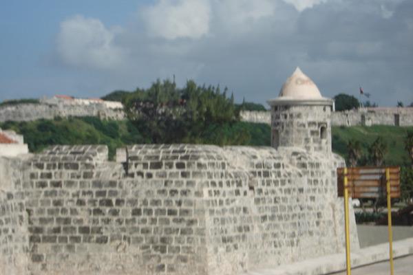 corsários e piratas remanescem no lugar.