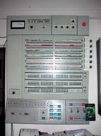 A Terceira Geração de Computadores 1965 a 1970 Começa a utilização de circuitos integrados circuitos eletrônicos completos em um pequeno chip de silício (material semicondutor).