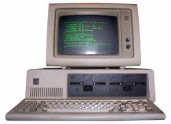 Em 1977, surge o Apple II que foi o primeiro computador bem-sucedido comercialmente (primeiro com teclado e
