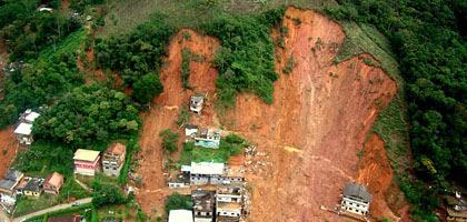 29 Uma das atuações antrópicas que mais preocupam, no Brasil, é a ocupação irregular das encostas por favelas, que acabam fazendo cortes nos taludes e desmatamentos, propiciando uma maior