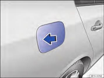Abrir a tampa do tanque de combustível Destravar o veículo com a chave do veículo ou pressionar o botão do travamento central na porta do condutor para destravar o veículo por dentro Página 47.