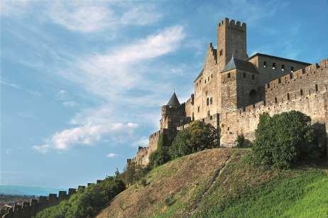 CRISTIANO PALAZZINI/SHUTTERSTOCK Aspectos gerais Correntes da filosofia medieval e principais representantes: Patrística (séc. II-V), com Agostinho de Hipona, e Escolástica (séc.