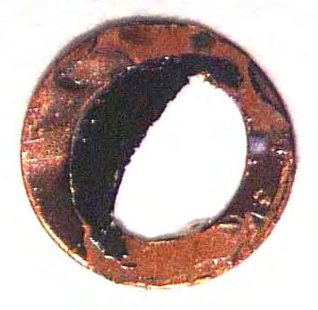amostra é colada com cianocrilato em um disco de cobre (Ø=3mm) para dar sustentação e facilitar o manuseio, conforme mostra a figura 3.9. Região fina Anel de Cu Figura 3.