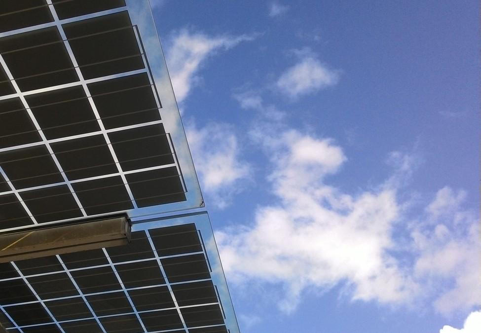 PERGULAS Pergulas fotovoltaicos são uma forma alternativa para substituir os materiais utilizados tradicionalmente na construção para gerar sombras.