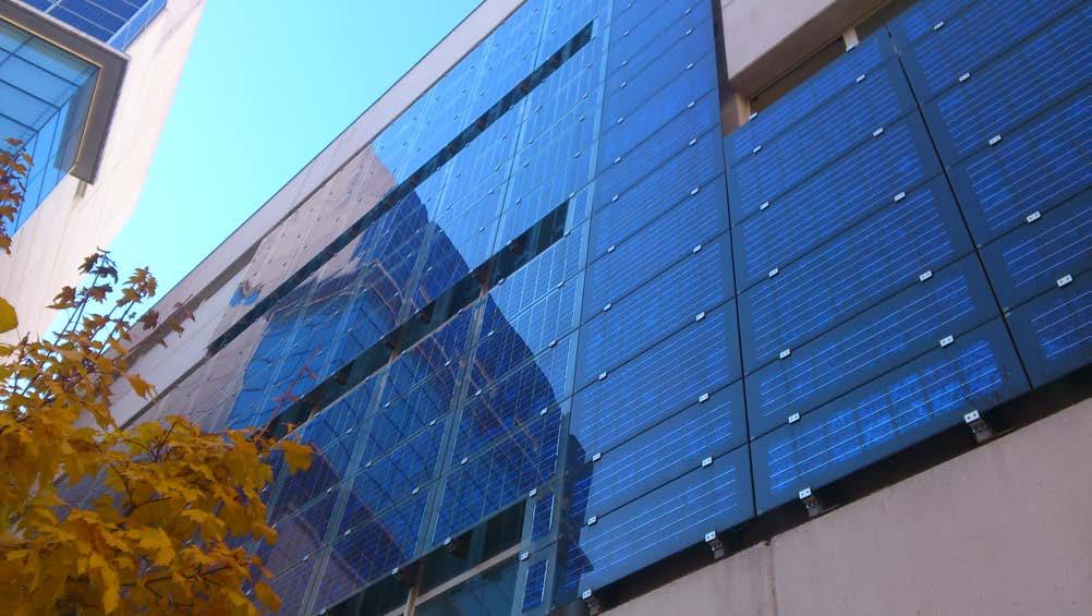 ARQUITETURA EFICAZ Os últimos avanços da tecnologia em materiais fotovoltaicos permitem integrar painéis fotovoltaicos sobre as fachadas das edificações bem como a outros elementos de diversas