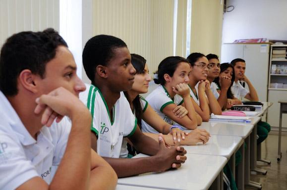 famílias de baixa renda, com certificado reconhecido pelo Ministério da Educação (MEC) emitido pela Universidade