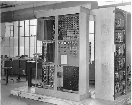 1948 (EDVAC) Eletronic Discrete Variable Computer (Computador Eletrônico de Variáveis Discretas)
