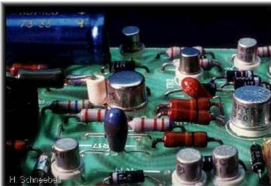 1947 (Transistor) Cientista da Bell Labs desenvolve o transistor Dispositivo que transfere sinal