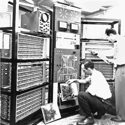 1955 (TRADIC) Primeiro computador Transistorizado Desenvolvido pela Bell Laboratories Possuía 800