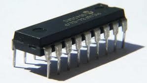 A junção de vários circuitos integrados em um só, dando origem aos microprocessadores (circuitos