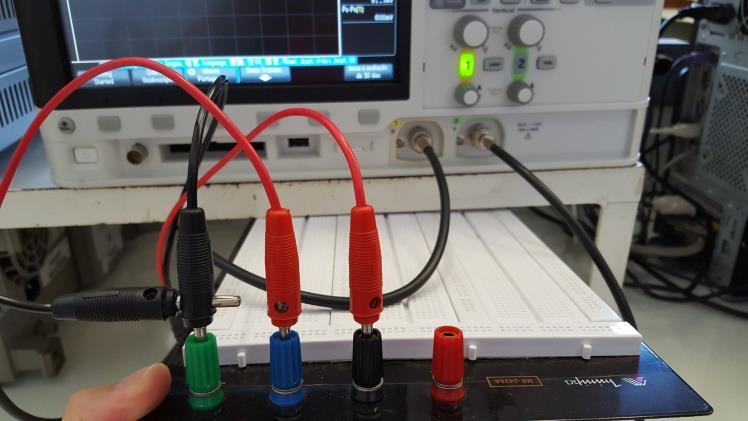 A diferença é que utilizaremos o osciloscópio ao invés do multímetro portátil para medir tensões em cada elemento resistivo do