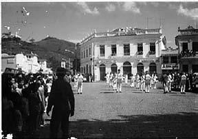 Figura 5 Banda do CTAIBB em desfile, década de 1970. Fonte: Acervo Centro de Memória, Campus Bom Jesus, em 2014. Figura 6 Desfile do Colégio na Festa de Agosto, 1970.