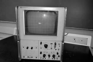 Osciloscópio HP 143S Display Section O osciloscópio HP (Figura 5), acreditamos ser um dos equipamentos mais antigos na Etec Rosa Perrone, também valvulado, esse equipamento sempre impressionou os