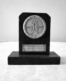 Mas, a equipe de vôlei conquistou um troféu de 1º lugar num torneio local como comprova a figura 3. Figura 3 Primeira Olimpíada Semana do Município Campeão CME 1964 vôlei.