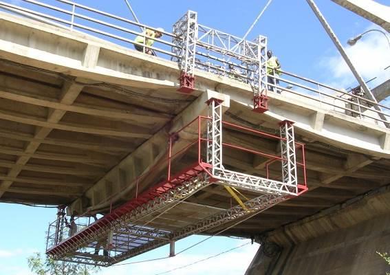 velocidade normal. Os bailéus superiores também estão equipados com um ascensor lateral, que permite o transporte de no máximo 2 pessoas desde o passeio da ponte até ao bailéu superior.