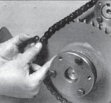 Puxe ambas as rodas dentadas para fora do quadro para criar um intervalo de 1 (2,5 cm). 9. Encontre a ligação-mestre da corrente localizando o clipe usado para segurar a ligação-mestre.