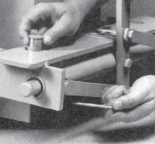2. Aperte os parafusos de cabeça quadrada de 1/2 (Fig. 3) longe do fecho de segurança do cilindro. 3. Remova o cavilhão de engate (pino em R, clipe em R, clipe Auger) do pino com cabeça do prato de cavalinho.