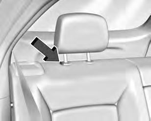 Bancos traseiros Ajuste do apoio de cabeça traseiro Os bancos traseiros do veículo têm apoios de cabeça ajustáveis nas posições externas do assento.