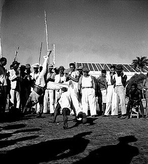 Roda de Capoeira PATRIMÔNIO IMATERIAL REGISTRO São as práticas, representações, expressões, conhecimentos, técnicas; os instrumentos, objetos, artefatos e lugares que lhes são associados e as