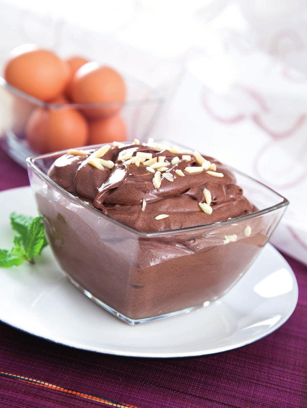 Mousse de chocolate tradicional 200 g de chocolate de culinária 200 g de açúcar 100 g de manteiga 6 ovos Amêndoa