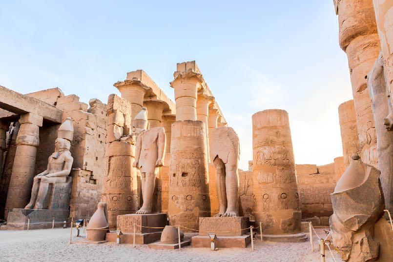 Após, saída para visitar Luxor, antiga cidade de Tebas capital do Alto Egito.