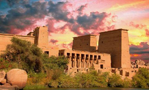 Khan (entradas não incluídas). À tarde, veremos a grande Represa de Aswan e após visitaremos o lindo Templo de Philae, localizado em uma pequena ilha, dedicado à Deusa Isis (Deusa do Amor e da Magia).