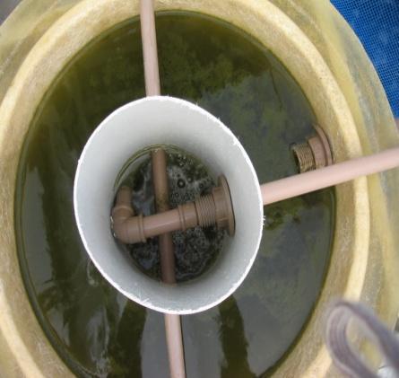 No interior deste recipiente foi colocado um tubo de PVC de 100 mm, com fundo tampado e com quatro furos de 2,0 cm de diâmetro, com o objetivo de reduzir o turbilhonamento da água no