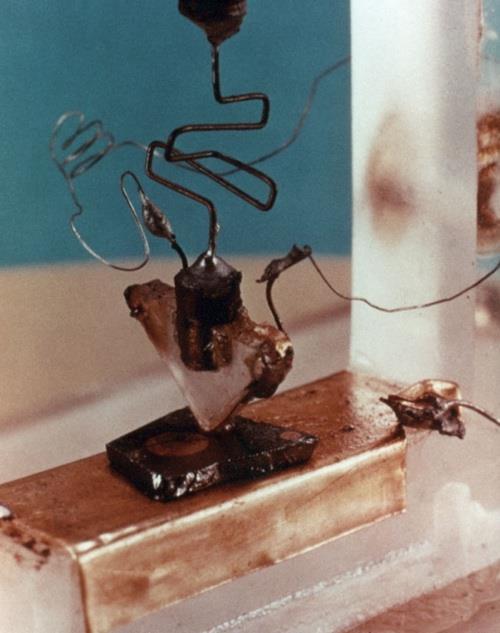 Evolução dos Computadores Invenção do transistor (1947) Prof.