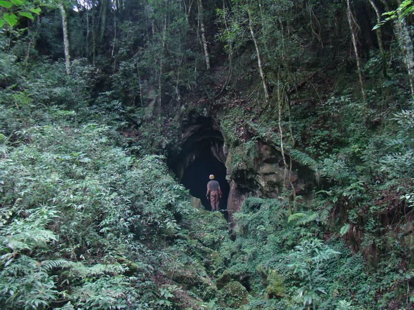 5.4 - Caverna Barreiro do Imbuial Situada na localidade do Imbuial, esta caverna apresenta 110 metros de desenvolvimento linear (figura 10).