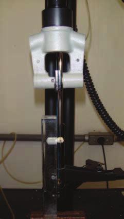 Orthodontic Science and Practice. 2011; 4(15). 633 Os fios testados tiveram uma das etremidades fiadas na pinça de tração da máquina e a outra inserida no canal de encaie do bráquete.