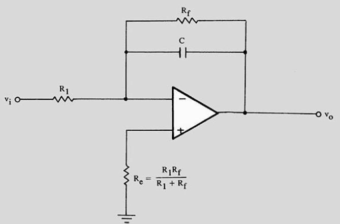 Integrador prático Na prática, como o circuito não tem realimentação em CC (capacitor é circuito aberto em CC), o ganho é muito alto, fazendo o Ampop saturar mesmo com tensões da ordem de mv, como a