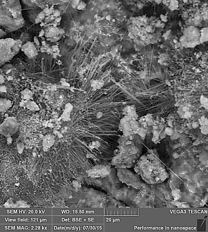 123 (a) EDS 2 EDS 5 EDS 1 EDS 3 EDS 4 (b) kev Figura 54 - Micrografia obtida por MEV da amostra extraída da pasta com 25 % de CCA industrial, identificação de estruturas maciças e aciculares