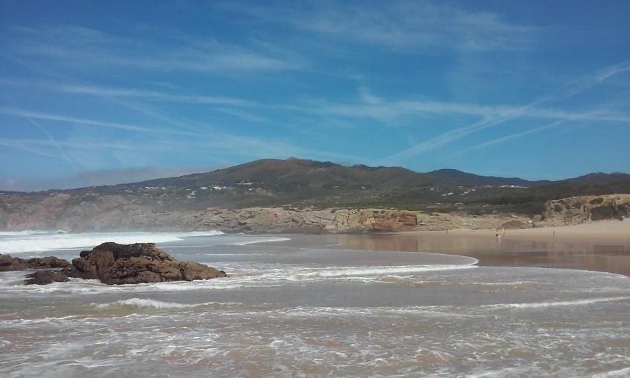 6.3. As Diáclases A norte da Praia do Guincho é possível observarem-se fraturas nas rochas