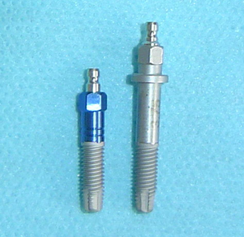 64 Figuras 12a e 12b - Montador do sistema Neoguide sendo posicionado sobre o implante.