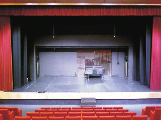Fundo do palco: caixa preta (com porta para entrada de carga) 9,3m de