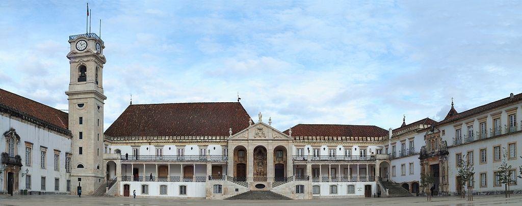 A Universidade de Coimbra A mais antiga e uma das mais prestigiadas universidades do espaço lusófono Membro-criador do Grupo de Coimbra, uma rede de universidades europeias seculares Cerca de 25 mil