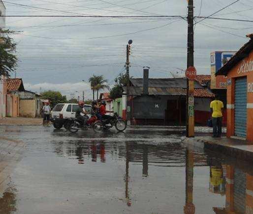 possíveis riscos de acidentes com veículos, uma vez que a avenida acumula em sua superfície uma lâmina d água de espessura