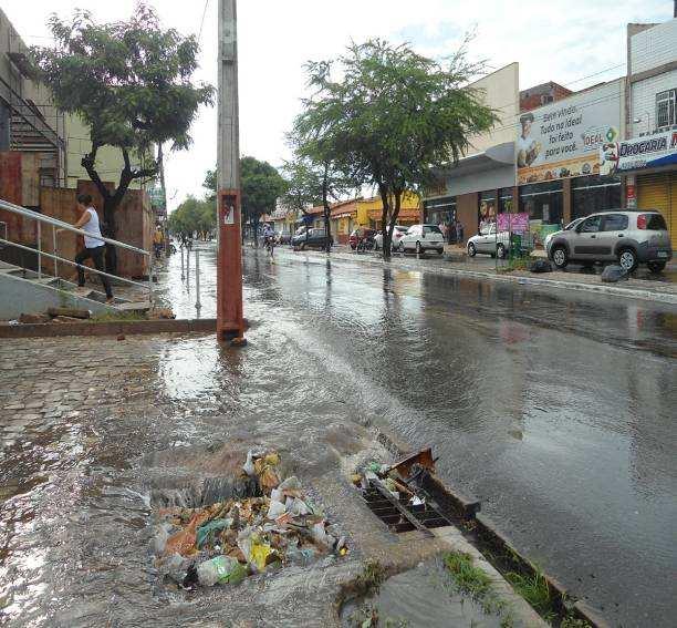 Esta boca de lobo é a única encontrada na avenida, e a deficiência da drenagem em toda sua extensão pode ser justificada pela falta