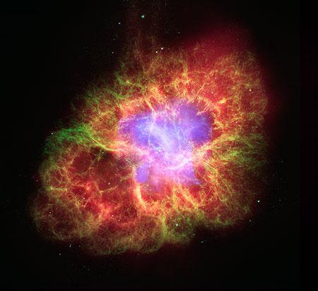 Esquerda: imagem da Nebulosa Planetária Helix, realizada pelo Telescópio Espacial Infravermelho Spitzer, nos comprimentos de onda entre 3,6 e 24 micrometros.