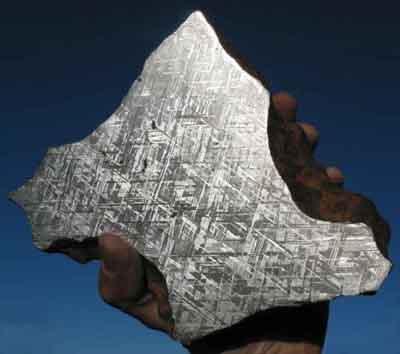 Meteorito de ferro e níquel mostrando a estrutura cristalina denominada Widmanstätten.
