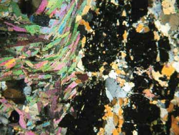 cristais é serrilhado, sua dimensão varia bastante, porém ocorre mais comumente entre 0,5 e 2,5 mm.