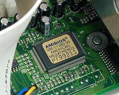 Chip da BIOS em placa-mãe: exemplo típico de memória ROM Antigamente, a associação mental para ROM era saber que seus dados não poderiam ser apagados.