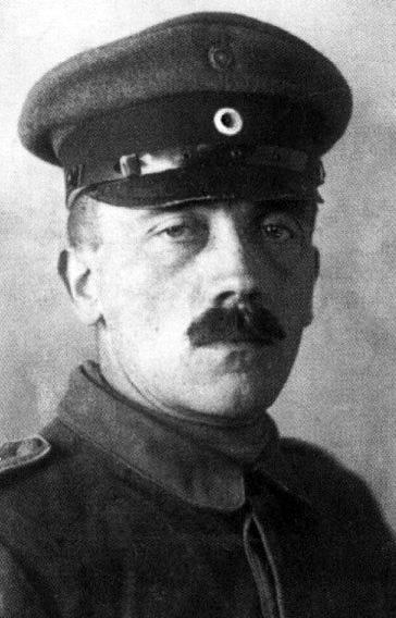 HITLER (1889-1945) A ASCENÇÃO DO FÜHRER Combatente da 1ª Guerra, viu na derrota da Alemanha a conspiração mundial liderada por forças judaico-bolcheviques; Passa a atuar no Partido dos Trabalhadores