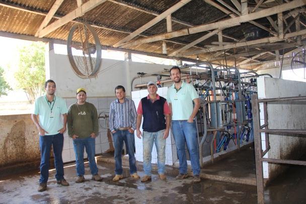 Produtores de Arapoti conseguem mais retorno na produção de leite com acompanhamento intensivo da assistência técnica Os irmãos e
