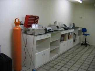 128 O laboratório das centrais de regeneração, apresentado na Figura 137, possui aparelhos para verificação do grau de pureza dos fluidos frigoríficos, tais como cromatográfico e identificador de