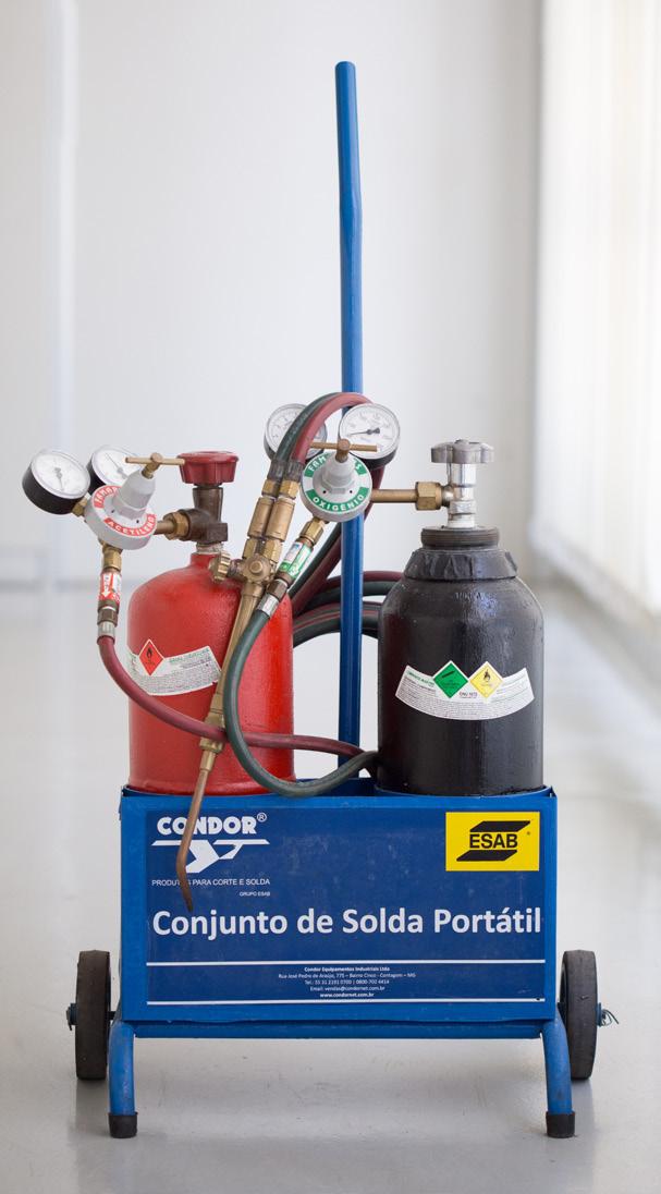 um cilindro de acetileno ou propano (combustível), reguladores de pressão,