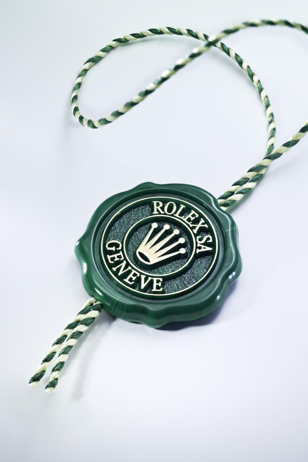 CRONÔMETRO SUPERLATIVO O selo verde que acompanha o seu relógio Rolex simboliza o seu status de Cronômetro Superlativo.