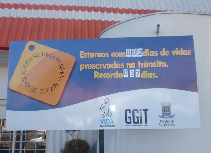 O número desse placar representa os dias de vidas preservadas no trânsito de Campo Grande - MS,