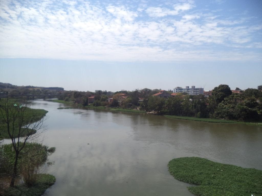 3 Rio: Paraíba O rio Paraíba apresenta grande quantidade de vegetação devido à poluição doméstica, na