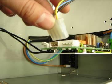 Substituição da placa de potencia: Abra a porta de revisão e desligue os cabos da placa que sejam visíveis e o condensador.